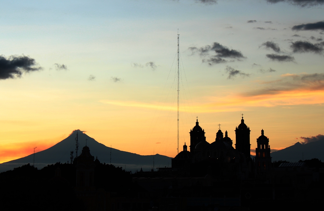 Perfil de la Catedral y Popocatépetl